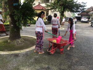 Bersih-bersih di Lingkungan Sekolah 2