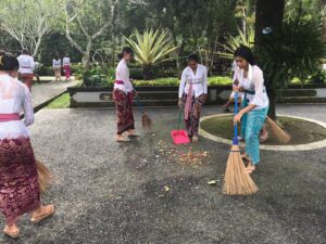 Bersih-bersih di Lingkungan Sekolah 3