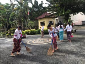 Bersih-bersih di Lingkungan Sekolah