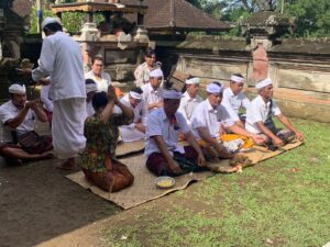 Persembahyangan di Pura Pucak Manik yang kedua kalinya